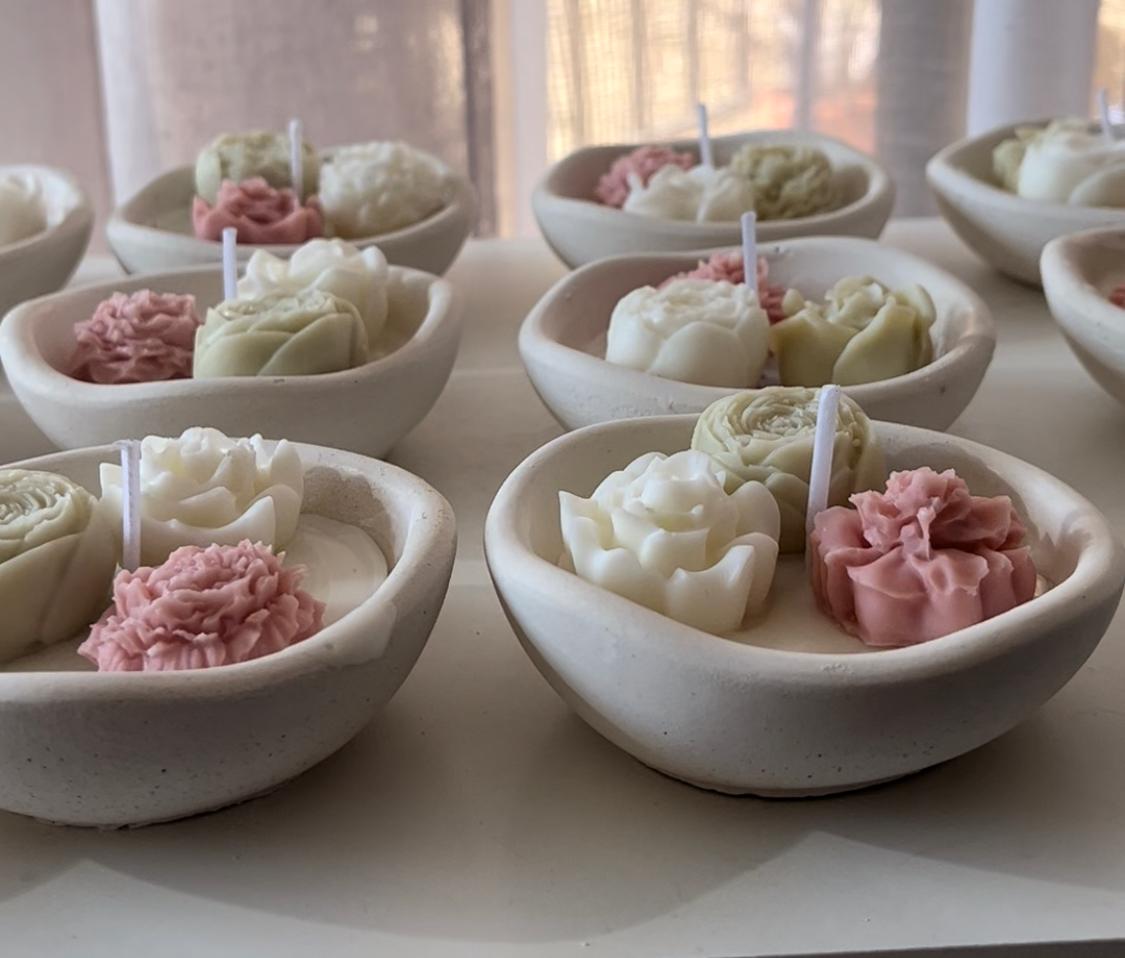 Velas Artesanales con Flores – Elige el Aroma para tu Evento Especial