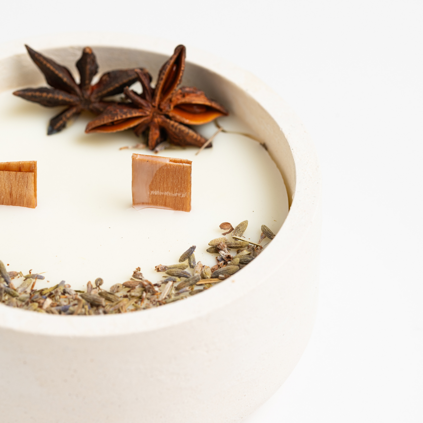 Tres momentos. Tres aromas. Tu hogar.