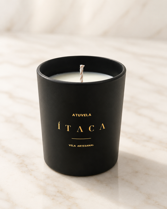 Vela Ítaca Signature · "50 horas" Vela Artesanal Premium · Cera Vegetal · Tarro Negro 30cl
