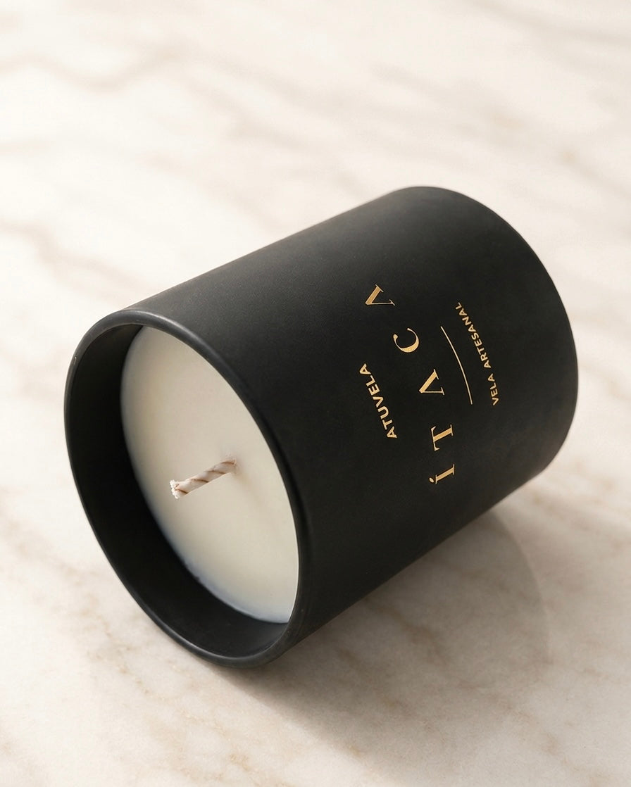 Vela Ítaca Signature · "50 horas" Vela Artesanal Premium · Cera Vegetal · Tarro Negro 30cl